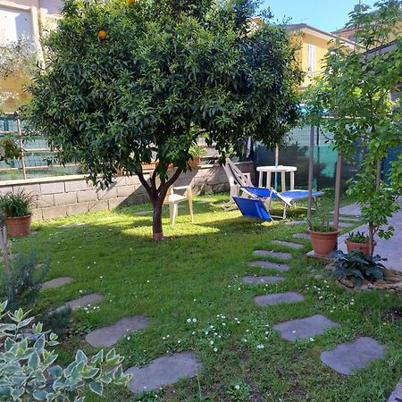 Bilocale Climatizzato A 850M Dalla Spiaggia Casa Katia Marina di Massa Kültér fotó